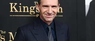 Ralph Fiennes lever ut sin actionhjälte