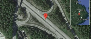 Lastbil stillastående på E18 - helt stopp i ett körfält
