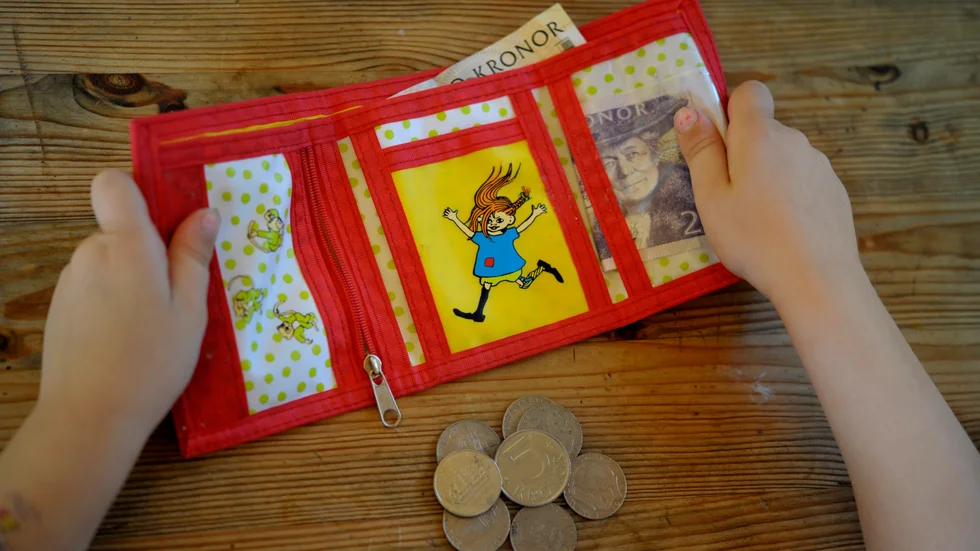 Att ge veckopeng och lära barnen att hålla sig till den är viktigt för att de ska få ett sunt ekonomiskt tänk som vuxna. Det säger Christian Zonneveld på Sörmlands Sparbank som nyligen genomfört en undersökning kring vecko- och månadspeng.