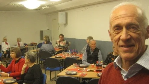 Sven Reinholdt, ordförande i Luleå Demensförening, gladdes åt stort deltagande i föreningens traditionella jullunch.