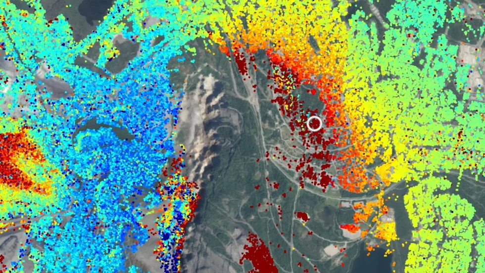 Bilden visar Kiruna och Hjalmar Lundbohmsskolan i datatjänsten Insar Sverige. De olika punkterna visar rörelser i marken, röd färg indikerar en rörelse bort från satelliten mot området för gruvdrift. Det är denna rörelse som gör att byggnaderna spricker.