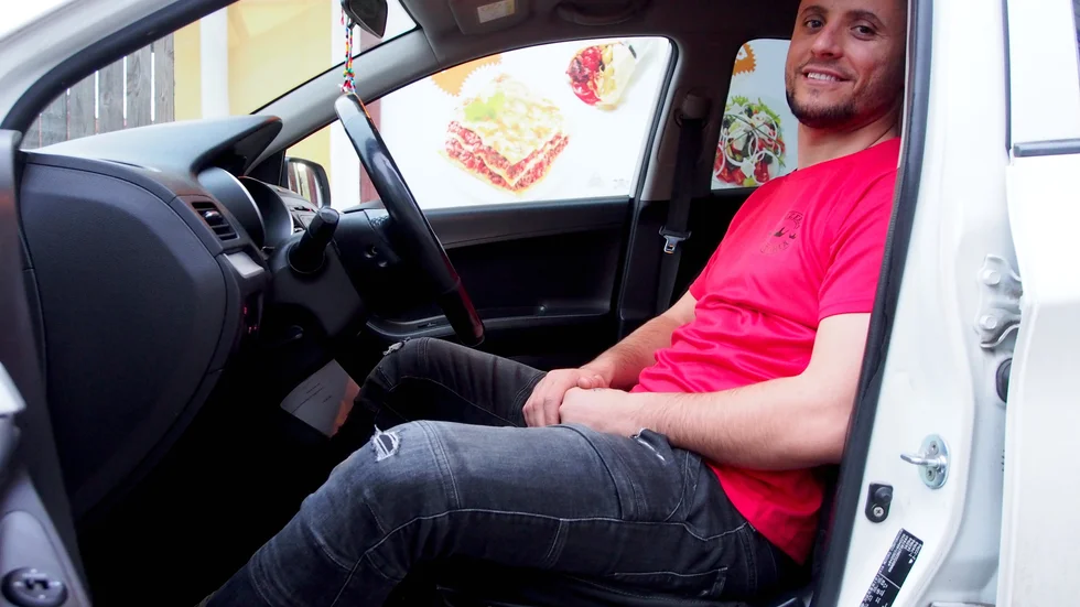 Vi fick följa med Olsjan Xhafa under hans första jobbpass som pizzabud. Olsjan bor i Västervik tillsammans med sin fru Caroline. Till vardags jobbar han i Oskarshamn och spelar fotboll i VFF:s A-lag.