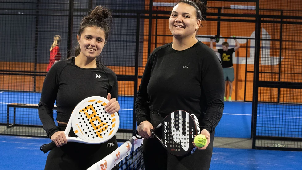 Systrarna Amina och Yasmine Layouni är nybörjare och har fastnat för den populära bollsporten.