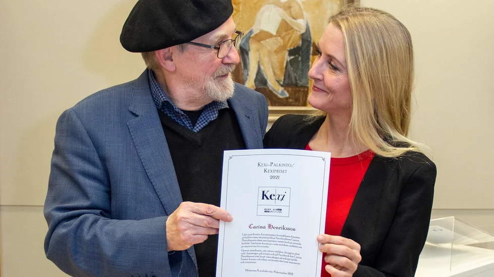 Författare och avgående ordförande i Meänmaa och Kexi, Bengt Pohjanen delade ut priset till Carina Henriksson.