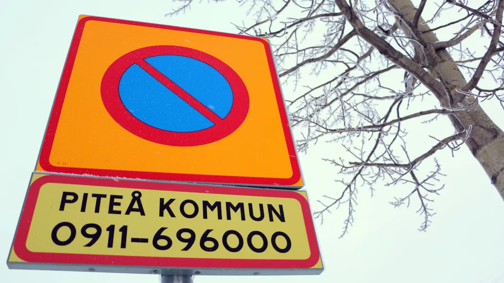 De kommunanställda som betalar för en bilplats får höjd avgift från första oktober i år. 