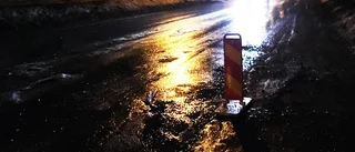 Potthål bildades på Hedensbyn – minst sju bilar blev fast: ”En skandal”