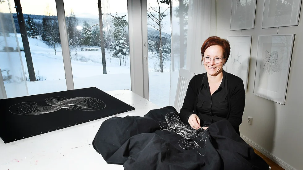 Form. ”Konsten är ett språk och ett sätt att ifrågasätta och visualisera sina tankar. De spiraler jag broderar nu handlar om naturliga, onaturliga former och om positiv, negativ utveckling”, säger Marlene. Foto: Jeanette Lövgren.