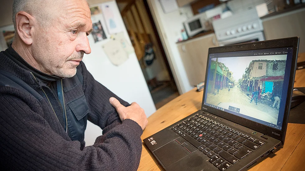 Hemma. ”Hit tar man sig bara med en fyrhjulsdriven bil eller flyg”, berättar Göran Lundin och visar en blid från den hårt drabbade staden Jérémie. Foto: Lars Eriksson.