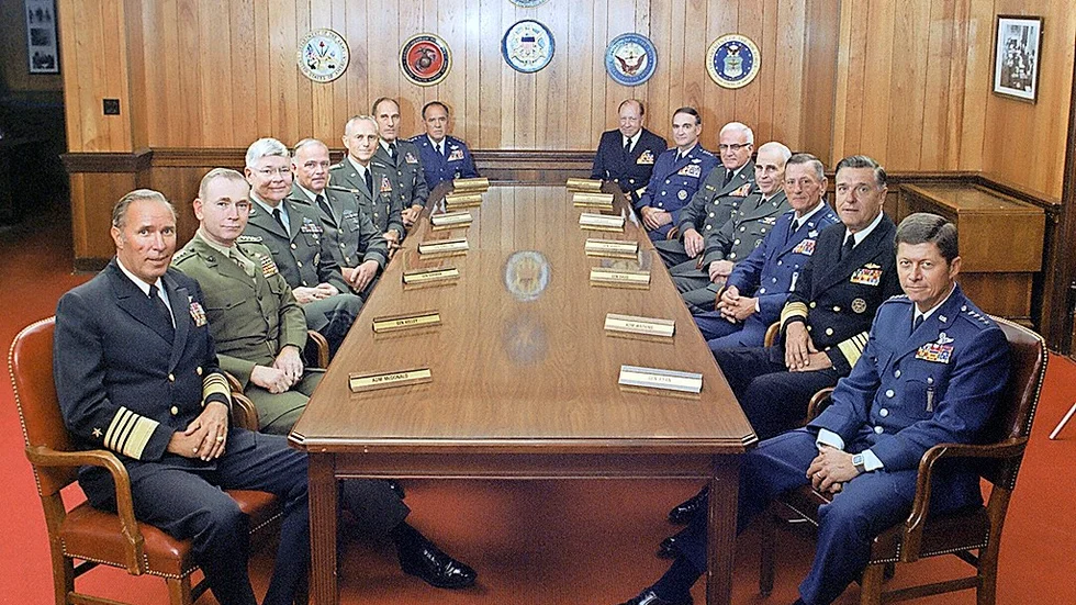 Kritisk. Trots en rad kompetenta män bakom rodret har USA misslyckats på hemmaplan, tycker dokumentärfilmaren Michael Moore, och undrar hur det kan komma sig.