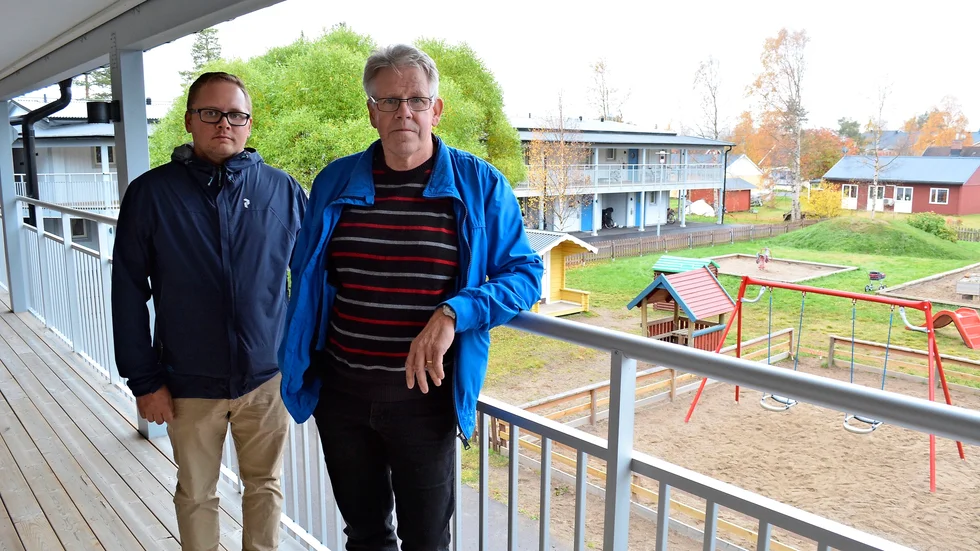 På Furugatan. Daniel Risberg och Karl-Bertil Juting vid hyreshusen på Furugatan som var nära att rivas men tack och lov blev kvar. Foto: Lennart Enkvist.