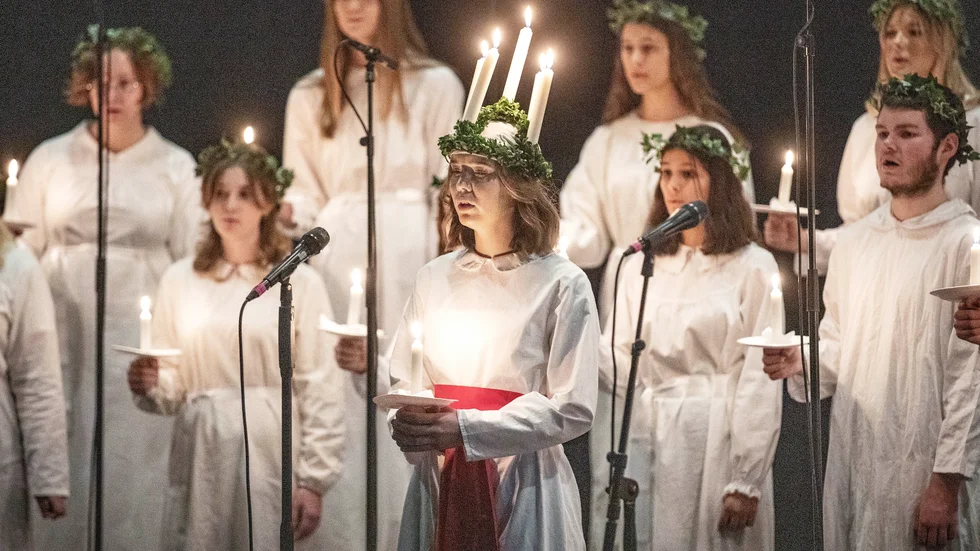 Utöver klassiska luciasånger sjöng eleverna folkvisor och melodier från 1500-talet.