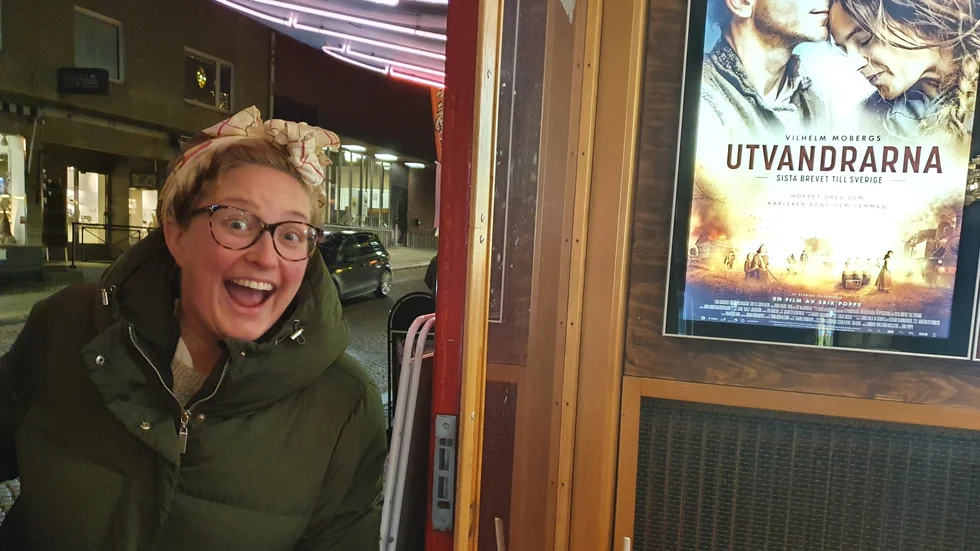 Janna Corneliusson visade på spontan glädje över att biografen i Vimmerby fått liv igen. "Så himla roligt. Jag hade börjat tänka på att ta över själv för att få liv i bion" sa hon när hon kikade in i foajén i förbifarten.