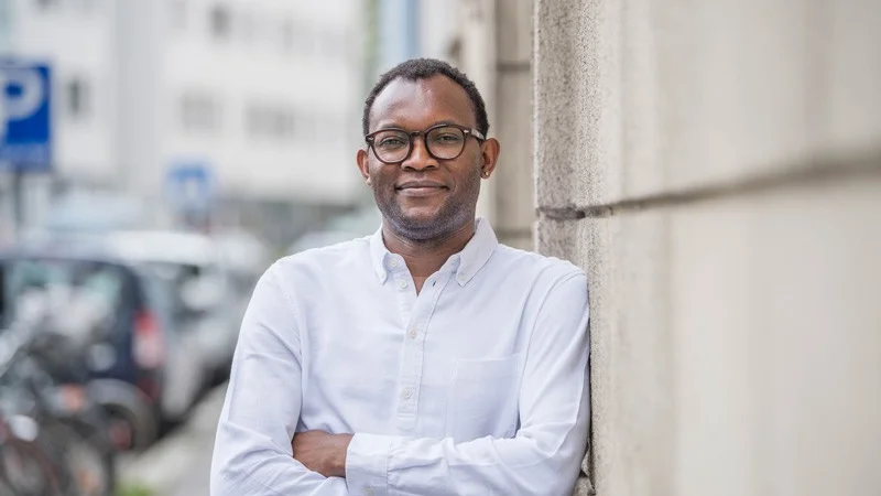 Fiston Mwanza Mujila är född 1981 i Kongo och bosatt i Österrike. Han återvänder i sin dramatik, poesi och prosa ofta till den politiska turbulens som följde Kongos självständighet.
