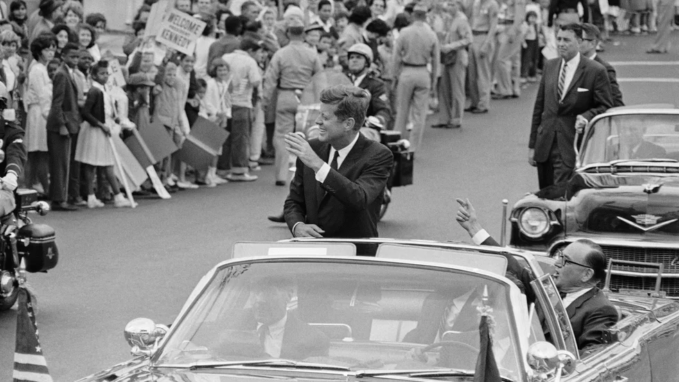 USA:s dåvarande president John F Kennedy åker kortege i San Diego den 6 juni 1963. I november 1963 sköts han till döds under en liknande kortege i Dallas.