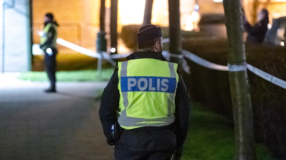Polis på plats i Almhög i Malmö i december efter det att en man knivskurits i samband med ett bråk. Nu har en person anhållits för mord. Arkivbild.