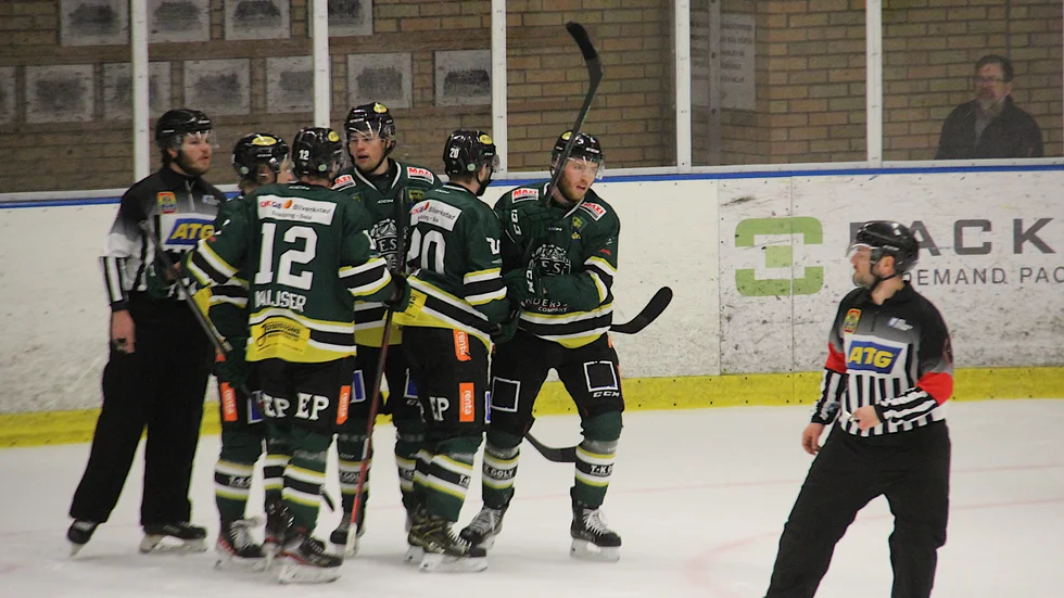 William Kaijser (nummer 12) skyndar till och deltar i ESK-jublet efter 1-1-kvitteringen.