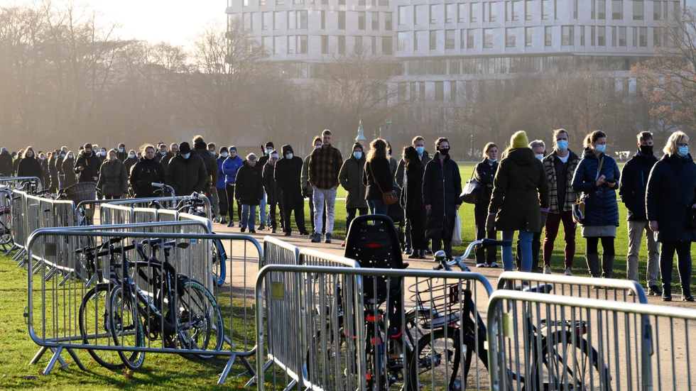Folk köar för att testa sig för covid-19 i Fælledparken i Köpenhamn. Bilden togs i torsdags.