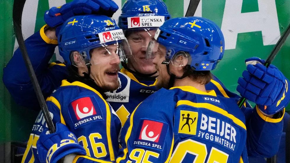 Tre Kronor firar sitt första mål mot Tjeckien. Det blev 3–2 i avslutningsmatchen mot Tjeckien.