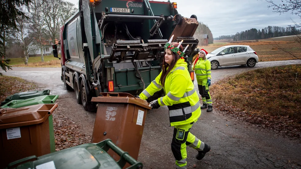 Det gäller att ha is magen ute på småvägarna. Emelie Svensson (i luciakronan) och Emma Martens klarade sig med minsta möjliga marginal från att hamna i diket.