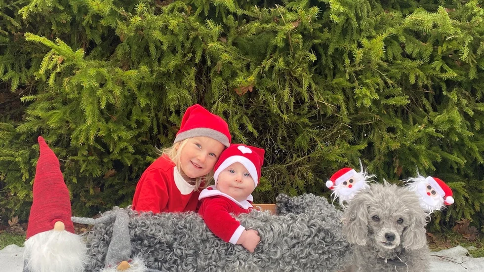 Nellie Björnlund, 3.5 år och Alma Björnlund, 6 mån, Lau med hunden Alice. Inskickat av mamma Matilda och pappa André.