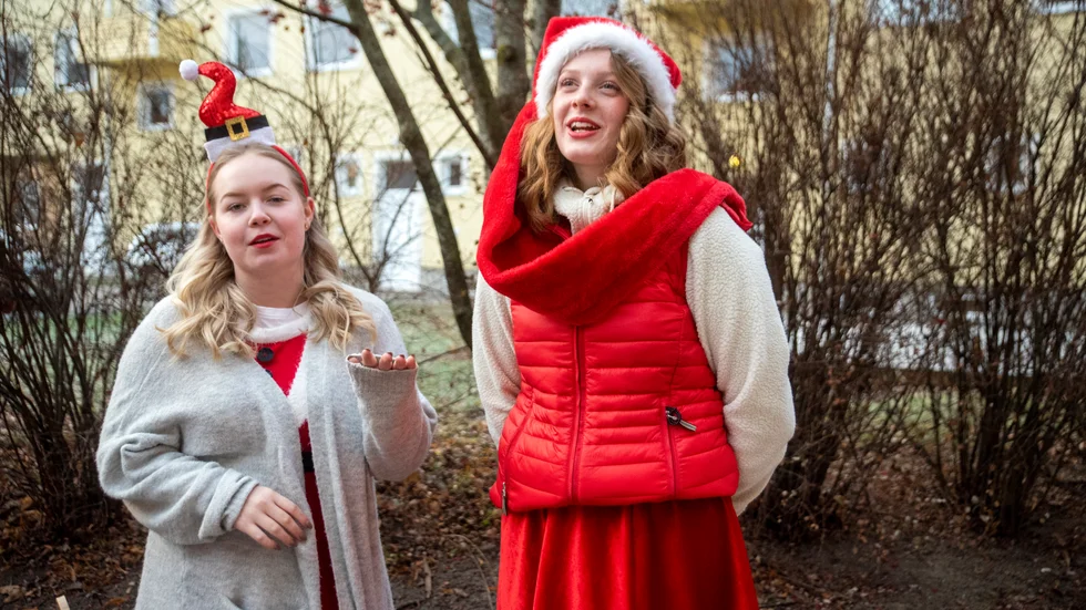 Tindra Nyberg och Maja Harryson klädde upp sig tillsammans med sina klasskamrater för att sjunga. 