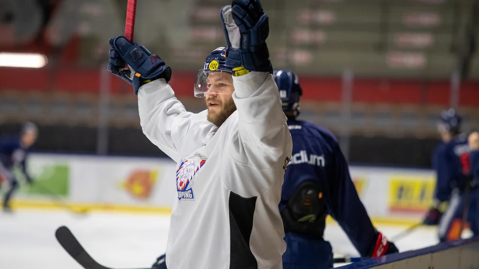 Det var många glada miner på LHC-träningen. Jimmy Andersson har sett samtliga matcher under den tiden han varit borta. "Det har sett jättebra ut. Vilmos (Gallo) har kommit in och bidragit med det han ska göra och lite till", säger han.