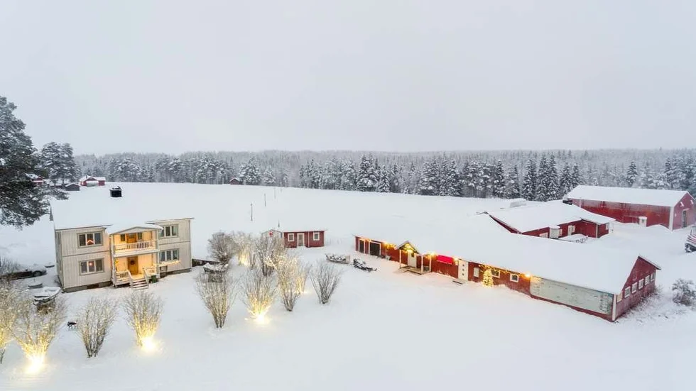 Tomtelandet i Juhonpieti består av flera byggnader.