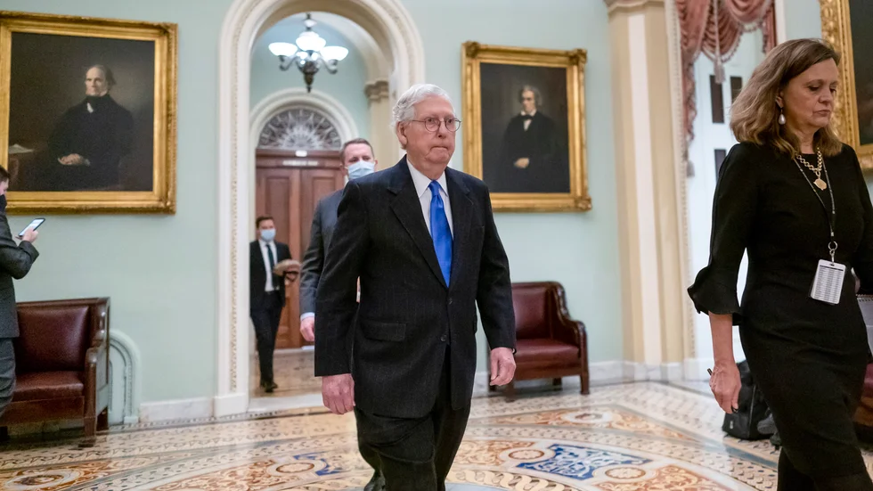 Mitch McConnell (R) på väg genom Kapitoliums korridorer under den senaste tidens förhandlingar.