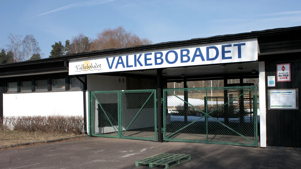 Bilister som parkerar på gatan utanför Valkebobadet riskerar i fortsättningen att få en parkeringsanmärkning, nu när gatan får ett namn. 
