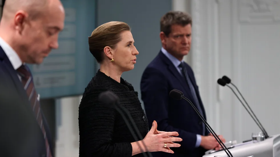 Danmarks statsministern Mette Frederiksen (S) berättar om de nya coronarestriktionerna på en pressträff.