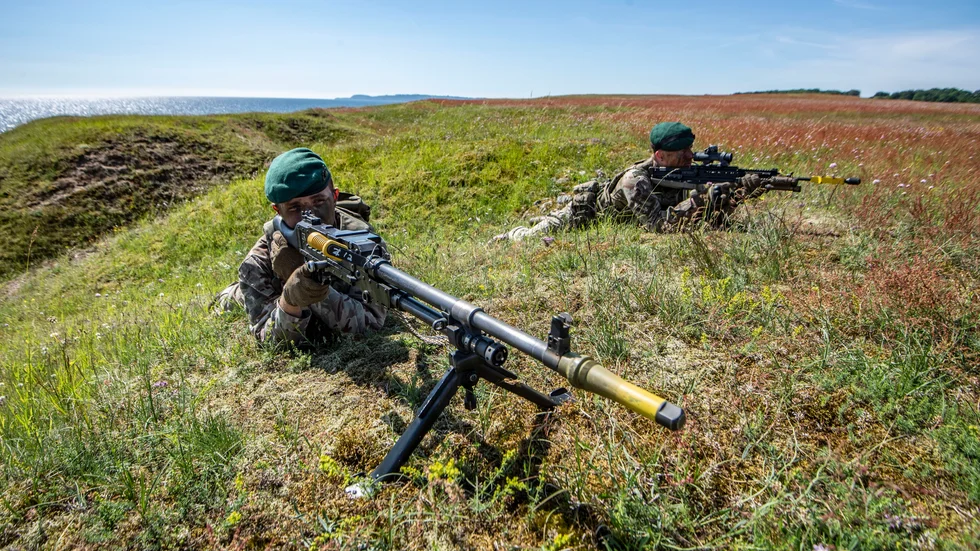 Tre har fått betala böter, en fjärde åtalas, efter att ha befunnit sig på Ravlunda skjutfält när militären hade övning. Arkivbild.