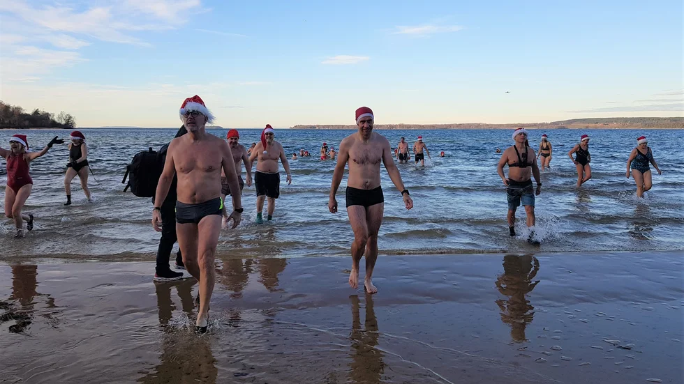 Tomtarna fick ett uppfriskande bad i Vättern. Lördagen bjöd på soligt men blåsigt väder.