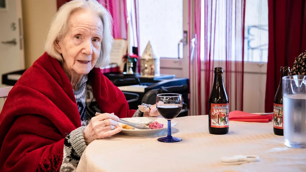 Ingalill Bjurgate drack must och spisade gott. Men eftersom hon tyckte det var lite kallt kom personalen med en julig filt.