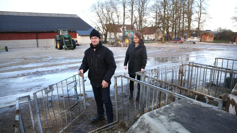 Anders och Anne-Li Engström stänger kalvhyddan och lägger livet som lantbrukare bakom sig. De bor kvar på gården, men som hyresgäster. Minnet av branden tror de kommer att följa dem resten av livet.
