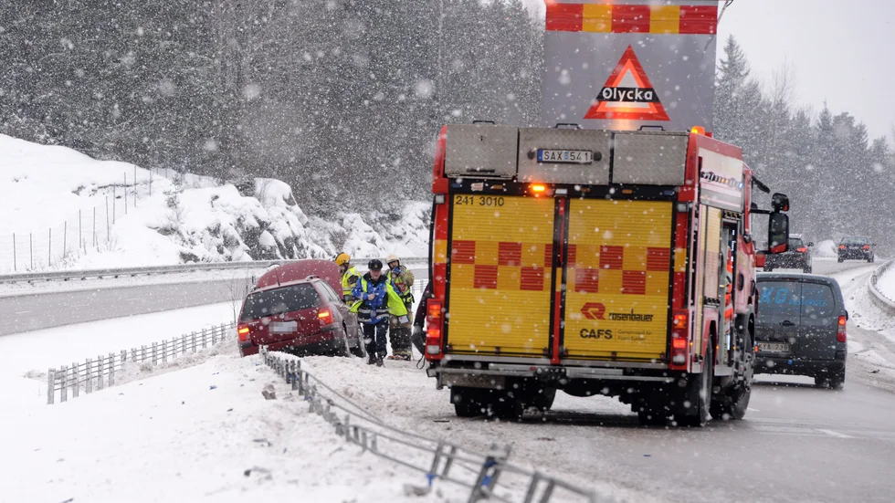 Det väntas snöfall i länet under julhelgen och polisen uppmanar till extra försiktighet i trafiken.
