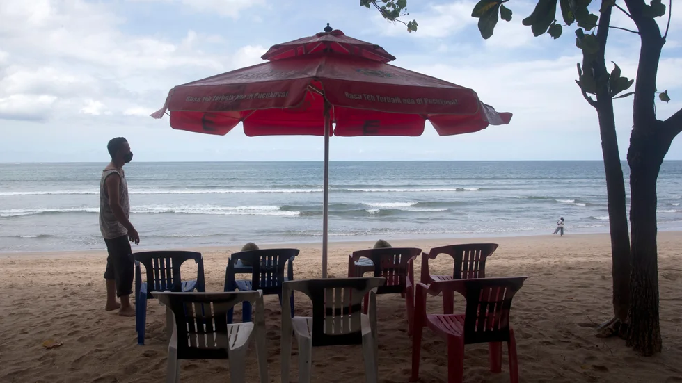 Färre turister än vanligt på Kuta beach på Bali i oktober.