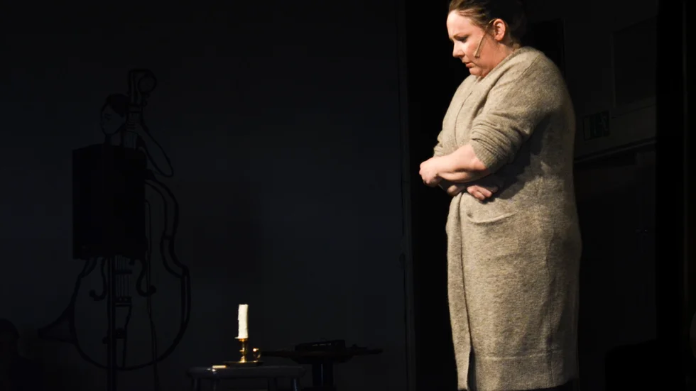 Känsloladdat. Annika Isaksson, UngHästen, spelar Jenny som lever i en våldsam relation. Foto: Jonas Nilsson.