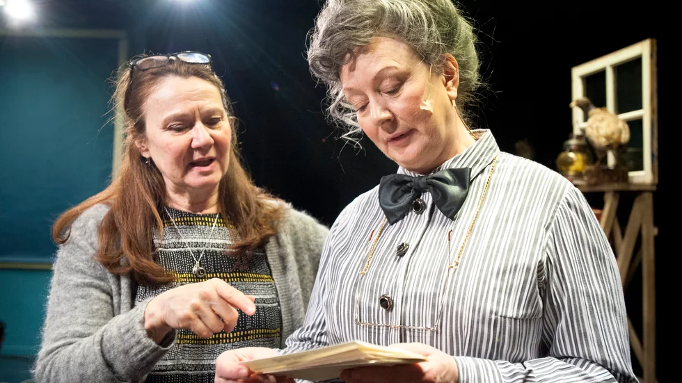 Medverkande. Regissören och manusförfattaren Anna Söderling tillsammans med Margareta Niss som spelar Selma Lagerlöf. Foto: Emilie Sjölund.