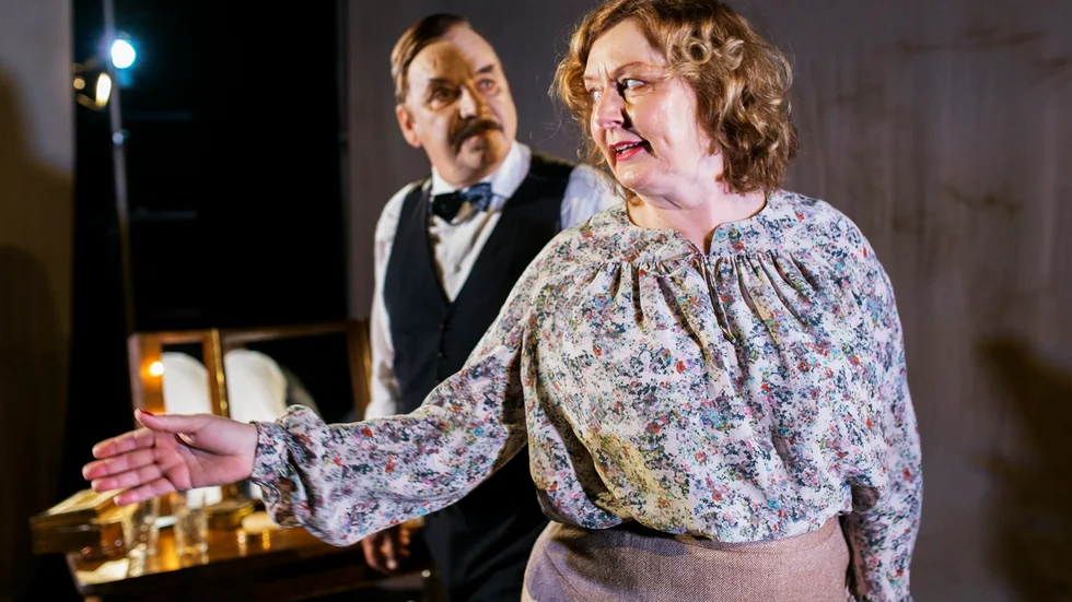 Med på scenen. Margareta Niss spelar hustrun Edith Gardener Shearn som, även hon, ser tillbaka på vad som varit. Foto: Patrick Degerman.
