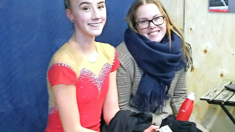Alva Fahlman, Skellefteå konståkningsförening, och inlånade coachen Veronica Isaksson från DASK. Foto: Privat.