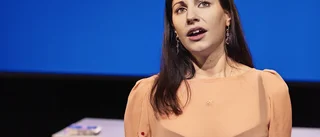 Vasst och personligt – komikern Nour El Refais berörde Skelleftepubliken på många plan