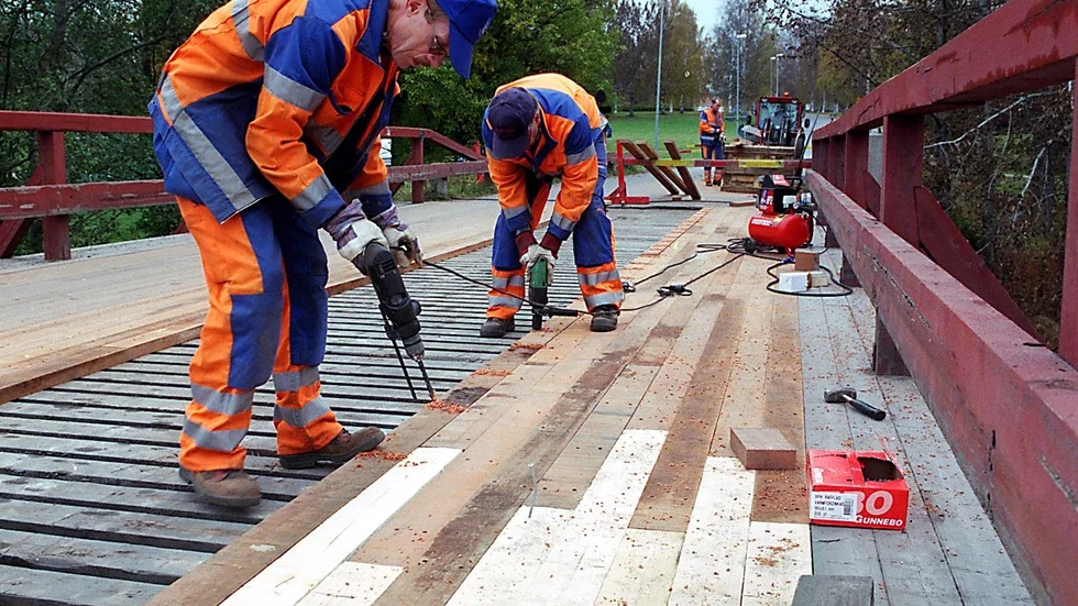 Vägbygge. Vägbanan på Lejonströmsbron byts ut ungefär vart femte år. Bilden är från tidigare renovering. Foto: arkivbild