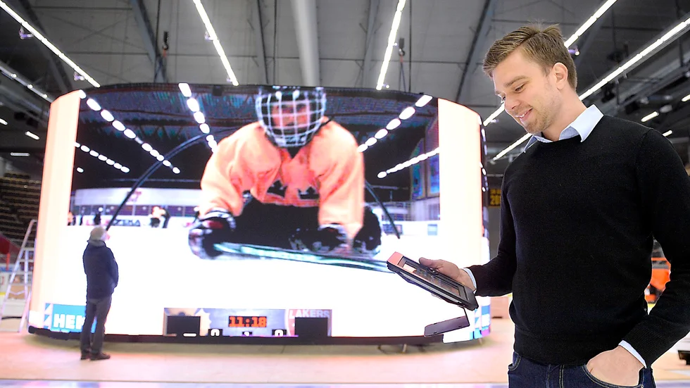Applebaserat. Den nya kuben styr via ett Applebaserat system. Tobias Lindgren visar hur det går till. Foto: Ulf Johansson.