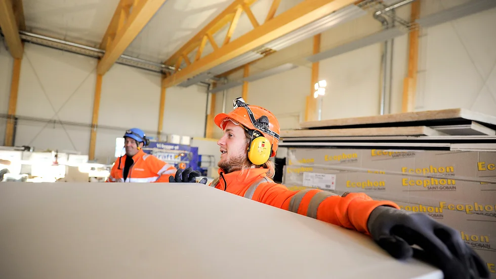Bygger åt byggare. Här ska nya byggnadsarbetare utbildas. Dennis Kolbert är klar sedan länge och jobbar på Peab. Foto: Leif Andersson.