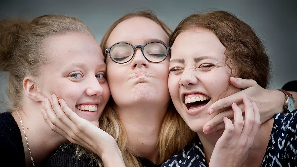 Sofie, Sanna och Jennifer är syskonen som bildar en trio. De är trillingarna som håller ihop i både vått och torrt. Foto: Lars Eriksson.