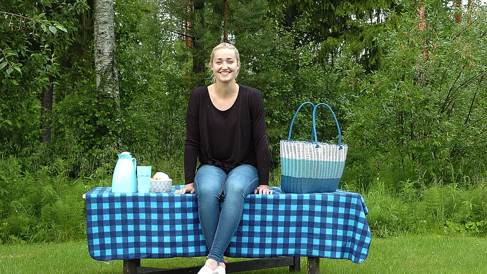 EFTER REGN KOMMER MYGG. Freja Morén kämpar mot myggen hemma i Norsjö efter hällregnet. Förbundskaptenen Tina Celinder Nygren har hjälpt till med sommarträningen under Norsjövistelsen. Foto: Peter Wikberg.