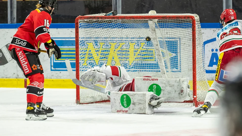 Petra Nieminen kunde enkelt sätta pucken i mål efter att ha fått den av Ronja Savolainen.