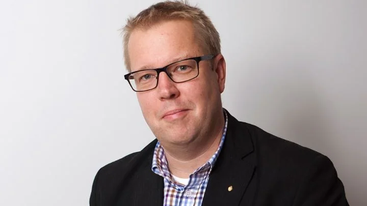 "Man kan inte företräda två organisationer som står i konflikt med varandra ideologiskt", säger IF Metalls förbundssekreterare Martin Gunnarsson.