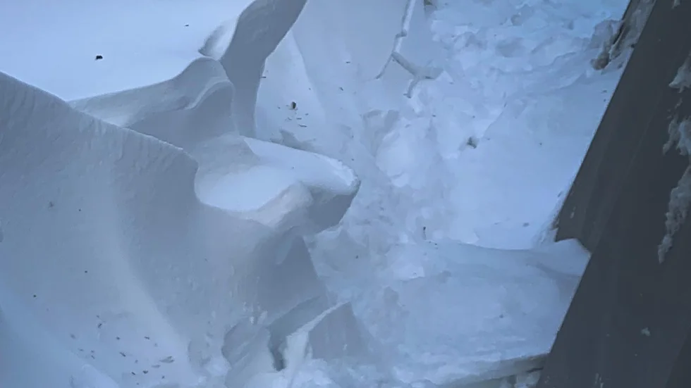 Naturen har skulpterat ett ansikte i snön.