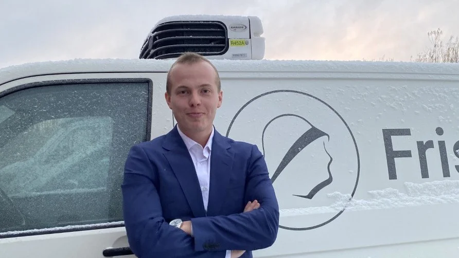 Johan Bolsöy framför en av fiskbilarna utanför kontoret i Marma gård utanför Knivsta. 